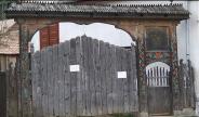 De houten poorten van de Szeklers zijn vaak met verschillende symbolen versierd. Zoals de tulp, de zon en de maan.